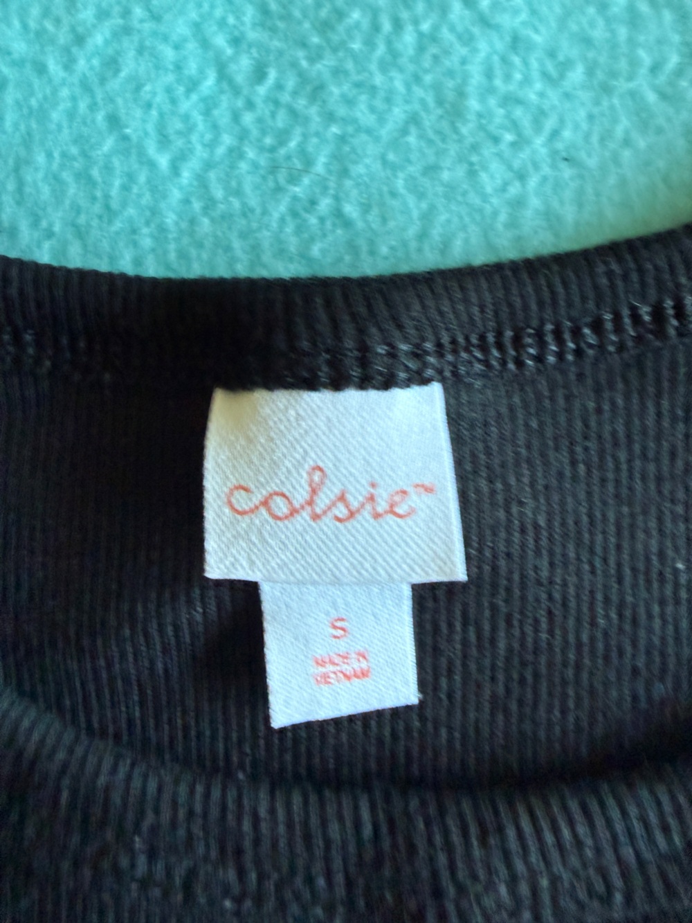 Colsie Black Ribbed Tank Crop - Picture 2 of 2